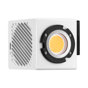 Zhiyun_Molus_g60_004 Zhiyun LED Molus G60 Combo COB -valaisin on kompakti, valkoinen, kuution muotoinen LED-valaisin, jossa on pyöreä linssi toisella puolella ja tuuletuspaneeli viereisellä puolella.