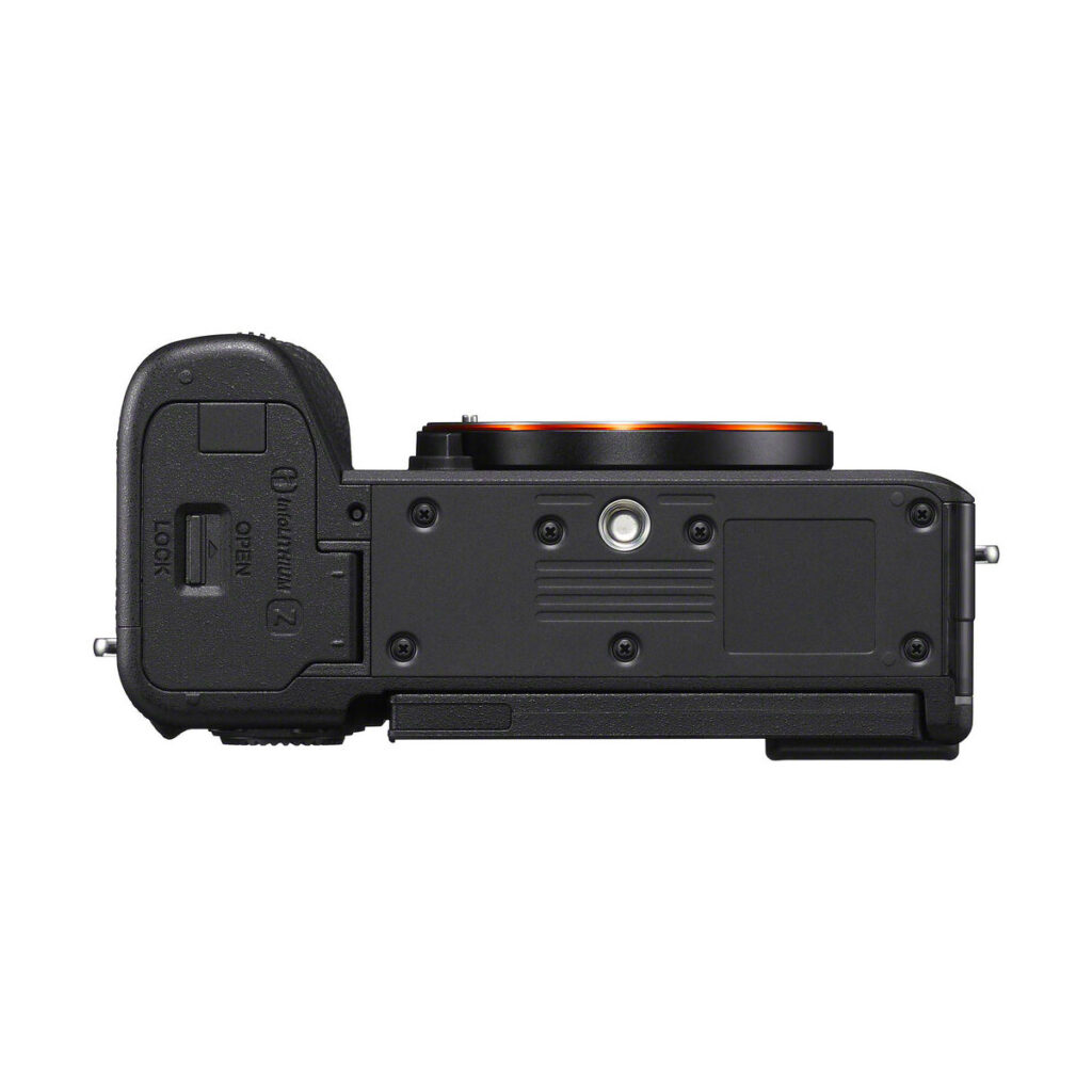 Sony A7CR -järjestelmäkamera, musta, näytetään alhaalta valkoisella taustalla, korostaen sen akkulokeroa, jalustakiinnitystä, objektiivin kiinnitystä yläreunassa ja erilaisia tarroja. 200€ Cashback tarjous.