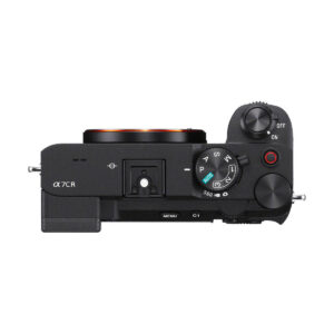 Sony A7CR -järjestelmäkamera, musta - 200€ käteispalautus, ylhäältä katsottuna, jossa näkyvät säätimet, painikkeet ja objektiivin kiinnitys ilman kiinnitettyä objektiivia.