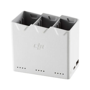 mini_3_pro_2way_charging_hub DJI Battery Charging HUB 2-way for Mini 3 Pro -lataustelakka on valkoinen, suorakaiteen muotoinen keskittin, jossa on kolme akkupaikkaa, etupuolen merkkivalot ja USB-portti sivulla.