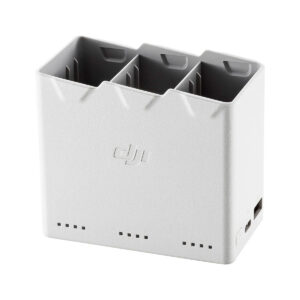 DJI Battery Charging HUB 2-way for Mini 3 Pro -lataustelakka on valkoinen, suorakaiteen muotoinen keskittin, jossa on kolme akkupaikkaa, etupuolen merkkivalot ja USB-portti sivulla.