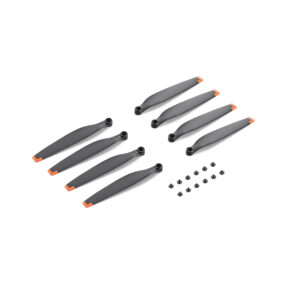 mini_3_props Kahdeksan DJI:n potkuria Mini 3 Pro -propelliin, joissa on oranssit kärjet, on järjestetty kahteen riviin kahdentoista pienen mustan ruuvin yläpuolelle, kaikki siististi valkoisella pohjalla.