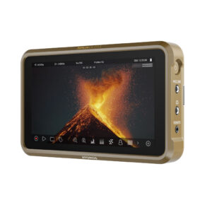 ATOMOS Ninja Ultra -videomonitori, jossa on kultainen kehys, näyttää eloisaa kuvamateriaalia tulivuorenpurkauksesta, jossa on kirkkaan oranssia laavaa ja savua tummaa taivasta vasten; useita tallennusasetuksia ja kuvakkeita näkyy näytöllä.
