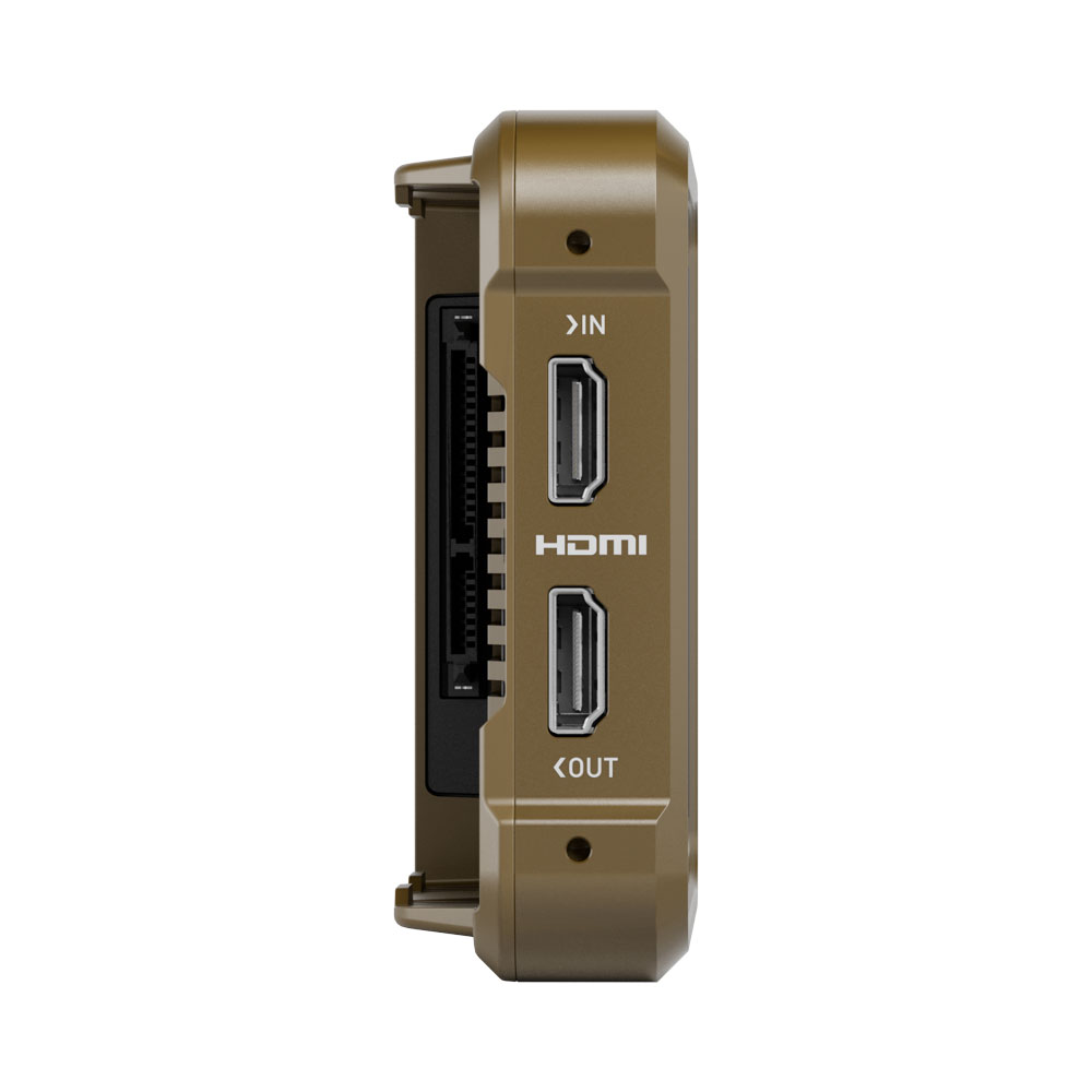 ninja_v_new_03 Lähikuvassa ruskeasta ATOMOS Ninjasta korostuvat sen sivussa olevat HDMI IN- ja OUT-portit sekä niiden välissä oleva tunnistamaton lisäportti.