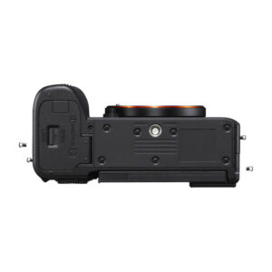 sony_a7c_ii_01 Musta Sony A7C II -järjestelmäkamera - 100€ Cashback näytetään alhaalta, jolloin akkulokero, jalustakiinnitys ja eri portit tulevat esiin; rungossa on kuvioitu kahva vasemmalla puolella.