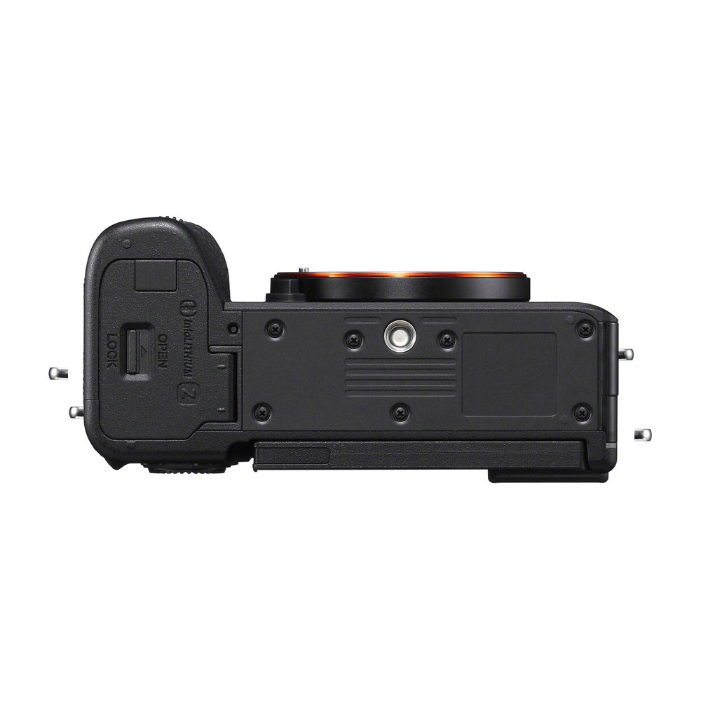 sony_a7c_ii_01 Musta Sony A7C II -järjestelmäkamera - 100€ Cashback näytetään alhaalta, jolloin akkulokero, jalustakiinnitys ja eri portit tulevat esiin; rungossa on kuvioitu kahva vasemmalla puolella.