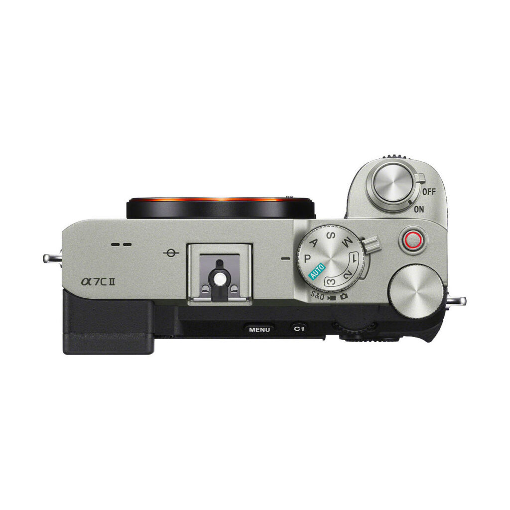 sony_a7c_silver_ii_01 Sony A7C II -järjestelmäkameran yläkatsomo - 100€ Cashback: hopeinen runko, jossa säätimet, virtakytkin, suljinpainike, sytytyskenkä, toimintatilan valitsin ja valikkopainikkeet näkyvissä; kuvassa ilman objektiivia.