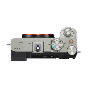 sony_a7c_silver_ii_01 Sony A7C II -järjestelmäkameran yläkatsomo - 100€ Cashback: hopeinen runko, jossa säätimet, virtakytkin, suljinpainike, sytytyskenkä, toimintatilan valitsin ja valikkopainikkeet näkyvissä; kuvassa ilman objektiivia.