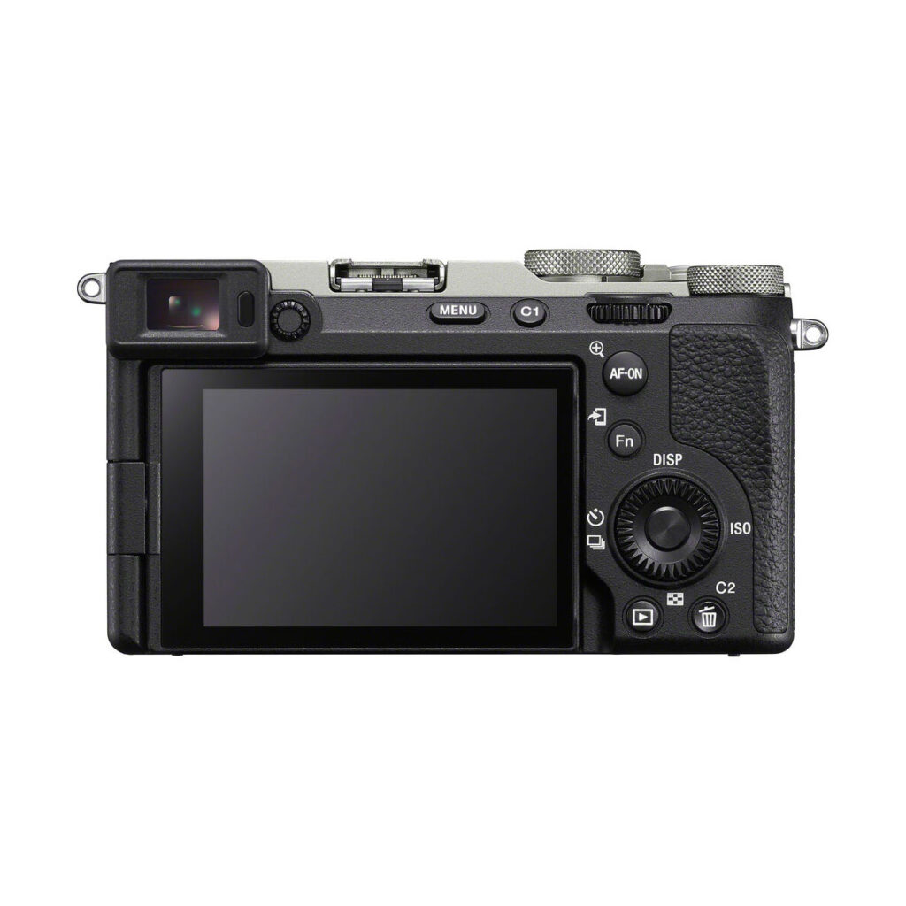 sony_a7c_silver_ii_02 Mustan Sony A7C II -järjestelmäkameran (100€ Cashback) takakuva, jossa näkyy suuri LCD-näyttö, useita painikkeita, säätöpyörät ja elektroninen etsin vasemmalla. Hopeiset korostukset korostavat sen tyylikästä muotoilua.