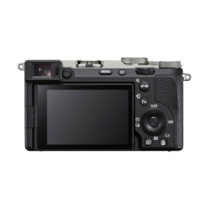 sony_a7c_silver_ii_02 Mustan Sony A7C II -järjestelmäkameran (100€ Cashback) takakuva, jossa näkyy suuri LCD-näyttö, useita painikkeita, säätöpyörät ja elektroninen etsin vasemmalla. Hopeiset korostukset korostavat sen tyylikästä muotoilua.