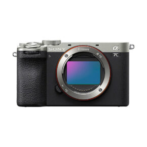 sony_a7c_silver_ii_03 Sony A7C II -järjestelmäkameran etukuva, jossa näkyy objektiivin kiinnitys ja sensori hopean ja mustan värisenä.