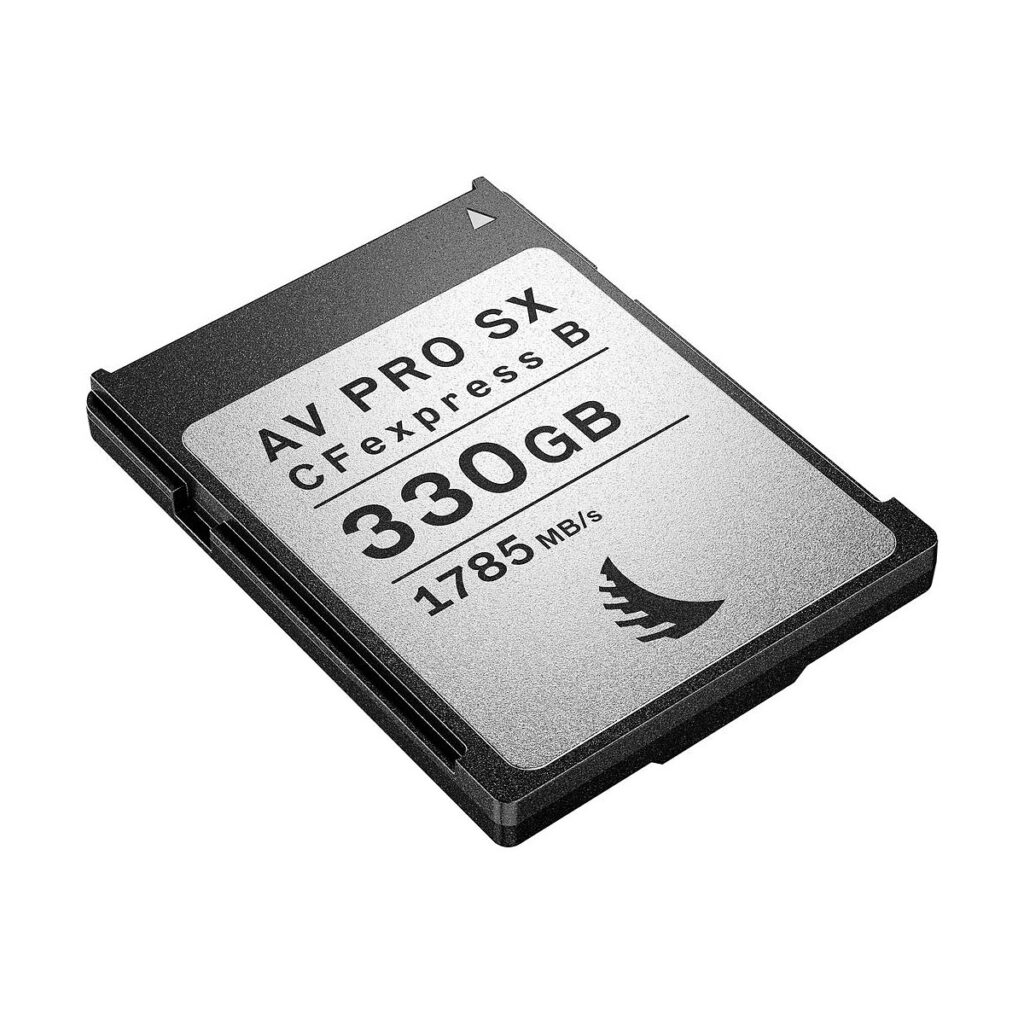 AngelBird_CFexpress_AV_PRO_B_SX__12K-330_GB_002 ANGELBIRD AV PRO Type B CFexpress SX 330GB -muistikortti, musta ja hopea, jonka lukunopeus on 1785 MB/s, näkyy ylhäältä alaspäin suunnattuna.