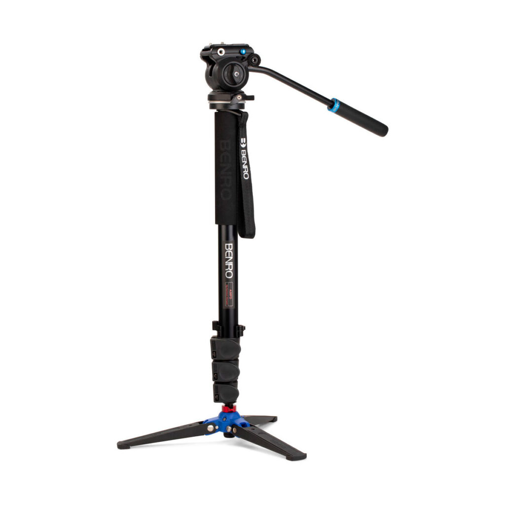 Benro_A38FDS2PRO_001 Benro Monopod Kit Alu A38F + S2 PRO Head on musta monopodi, jossa on panoraamakahva, säädettävät osat ja kokoontaitettava kolmijalkainen jalusta, kuvassa pystyssä valkoisella pohjalla.