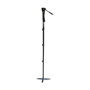 Benro_A38FDS2PRO_002 Benro Monopod Kit Alu A38F ja S2 PRO Head -kuvauspäässä on kolme taitettavaa jalkaa ja kääntyvä pää, kuvassa pystyssä valkoista taustaa vasten.