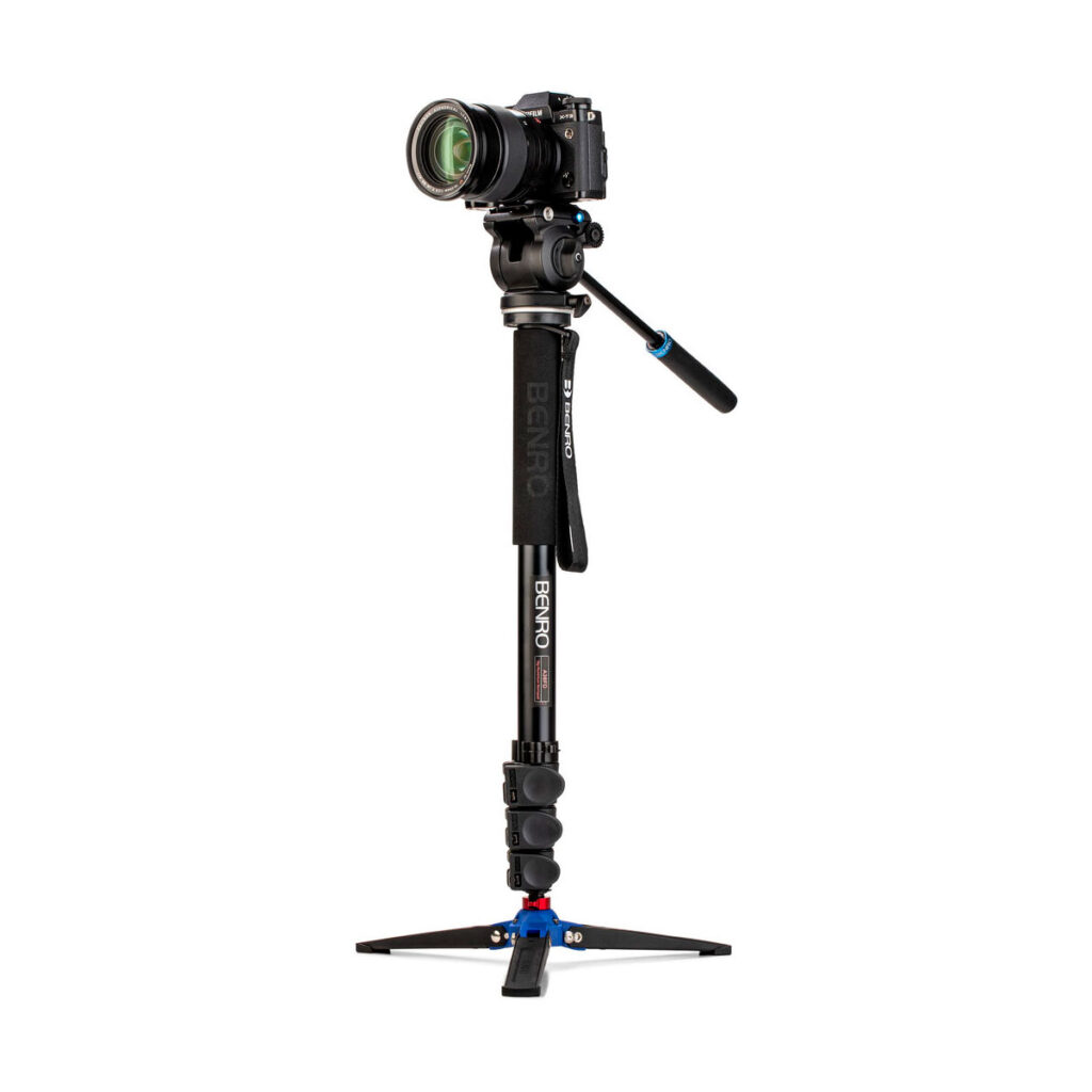 Benro_A38FDS2PRO_004jpg Benro Monopod Kit Alu A38F + S2 PRO Head -monopodisarjaan kiinnitetty ammattikäyttöön tarkoitettu kamera, jossa on kolme taitettavaa jalkaa ja kahva vakauden ja sujuvan liikkeen takaamiseksi valokuvauksen tai videokuvauksen aikana.