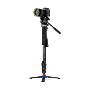 Benro_A38FDS2PRO_004jpg Benro Monopod Kit Alu A38F + S2 PRO Head -monopodisarjaan kiinnitetty ammattikäyttöön tarkoitettu kamera, jossa on kolme taitettavaa jalkaa ja kahva vakauden ja sujuvan liikkeen takaamiseksi valokuvauksen tai videokuvauksen aikana.