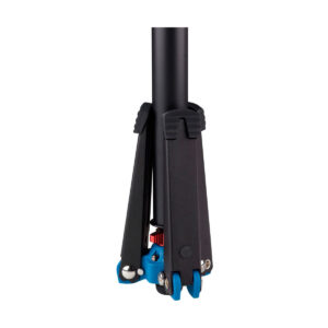 Benro_A38FDS2PRO_005 Lähikuva Benro Monopod Kit Alu A38F + S2 PRO Head -monopodin kokoontaitetuista jaloista ja jalustasta, jossa korostuvat lukitusmekanismi ja nivelet valkoista taustaa vasten.