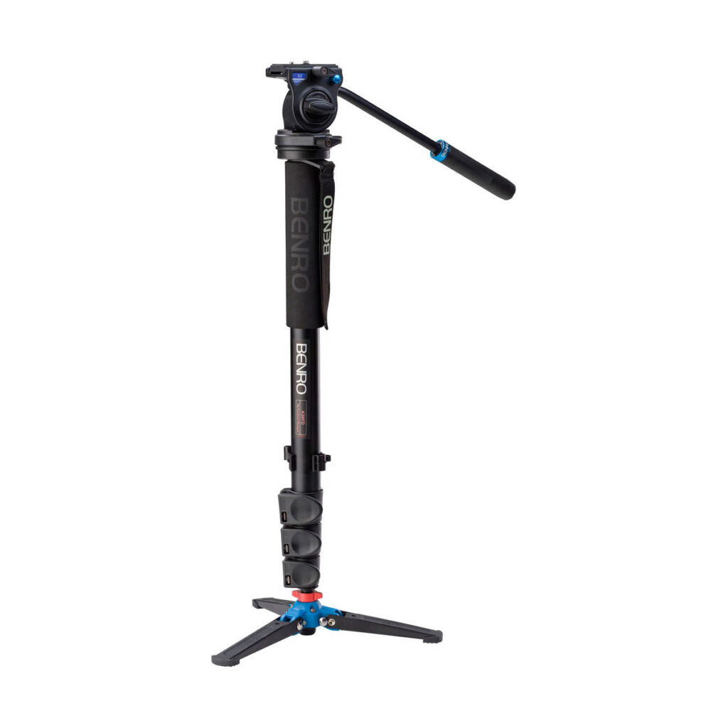 Benro_A38FDS2_001 Benro Monopod Kit Alu A38F mustalla S2-päällä, jossa on vaahtomuovinen kahva, säädettävät lukot, nestemäinen videopää, panorointikahva ja kokoontaitettavat jalustan jalat, seisoo pystyssä valkoista taustaa vasten.