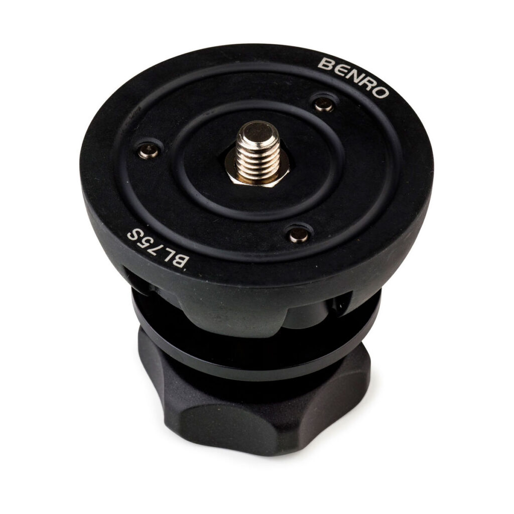 Benro_BL75S_001 Musta Benro 75mm Half Ball Adapter, jossa on keskimmäinen kiinnitysruuvi ja pyöreä alusta, joka on suunniteltu kameroiden vakauttamiseen jalustoilla.