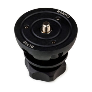 Benro_BL75S_001 Musta Benro 75mm Half Ball Adapter, jossa on keskimmäinen kiinnitysruuvi ja pyöreä alusta, joka on suunniteltu kameroiden vakauttamiseen jalustoilla.