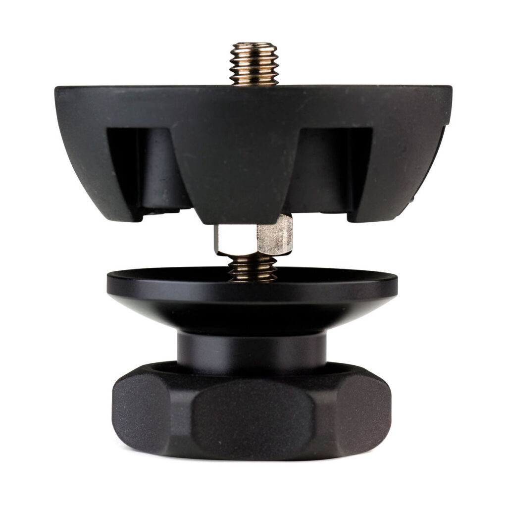 Benro_BL75S_002 Benro 75mm Half Ball Adapter, joka on esitetty kahdessa mustassa osassa, joissa on keskellä kierteitetty metallipultti, näyttää sen erotetut ylä- ja alaosat, jotka paljastavat sisäiset komponentit.