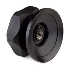 Benro_BL75S_003 Lähikuva Benro 75mm Half Ball Adapterista, mustasta, pyöreästä metallisesta nupista, jossa on kuvioitu kahva ja keskellä kierteitetty reikä, joka on suunniteltu varusteiden varaosaksi.