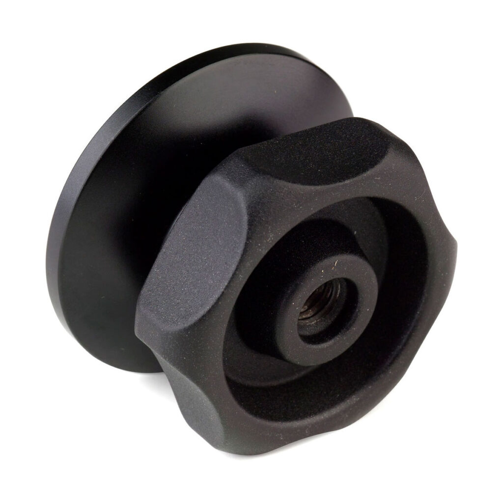 Benro_BL75S_004 Benro 75mm Half Ball Adapter on musta muovinen nuppi, jossa on kierteitetty metallinen insertti, pyöreä litteä takaosa ja ergonominen harjattu kahva helppoa kääntämistä varten. Siinä on mattapintainen viimeistely.