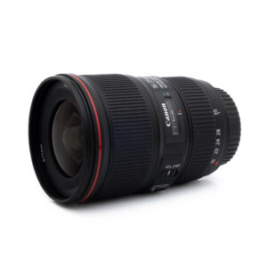 Canon EF 16-35mm f/4 L IS USM - Käytetty laajakulmaobjektiivi, jossa on punainen rengas, musta kuvioitu kahva ja zoomin/tarkennuksen kytkimet, on kuvassa kyljellään valkoista taustaa vasten.