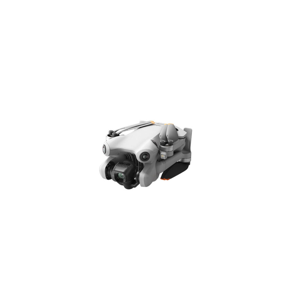DJI_mini4pro_002 DJI Mini 4 Pro -lennokki näkyy taitettuna, ja siinä on näkyvissä kameran linssi, anturit, mustat potkurivarret ja valkoinen runko valkoista taustaa vasten.