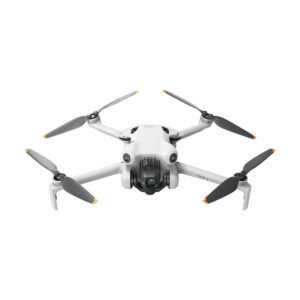 DJI_mini4pro_003 DJI Mini 4 Pro -lennokki näkyy valkoisella taustalla, ja siinä on etukamera, taitettavat käsivarret sekä mustat ja harmaat potkurit, joissa on keltaiset kärjet.