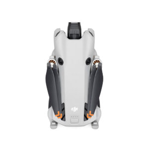 DJI_mini4pro_005 DJI Mini 4 Pro -lennokki näkyy taitettuna ylhäältä alaspäin, ja siinä on harmaa runko, mustat potkurit, etukamera ja DJI:n logo ylhäällä valkoista taustaa vasten.