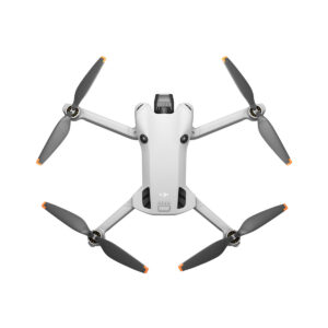 DJI_mini4pro_009 DJI Mini 4 Pro -lennokki on harmaa, siinä on neljä ulospäin suuntautuvaa potkuria, joissa on oranssit kärjet, ja siinä on edestä katsottuna etukamera.