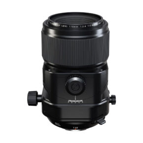FujiFilm_Fujinon_110mm_GF_TS_001 Musta Fujifilm Fujinon GF 110mm f/5.6 T/S -objektiivi, jossa on säätönupit, näkyy pystyssä valkoisella taustalla.
