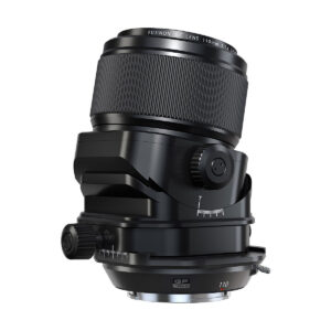 FujiFilm_Fujinon_110mm_GF_TS_002 Musta Fujifilm Fujinon GF 110mm f/5.6 T/S -objektiivi näkyy sivulta valkoisella taustalla, ja siinä on nupukoituja tarkennusrenkaita ja tarkkuusvalitsimet selkeillä merkinnöillä.