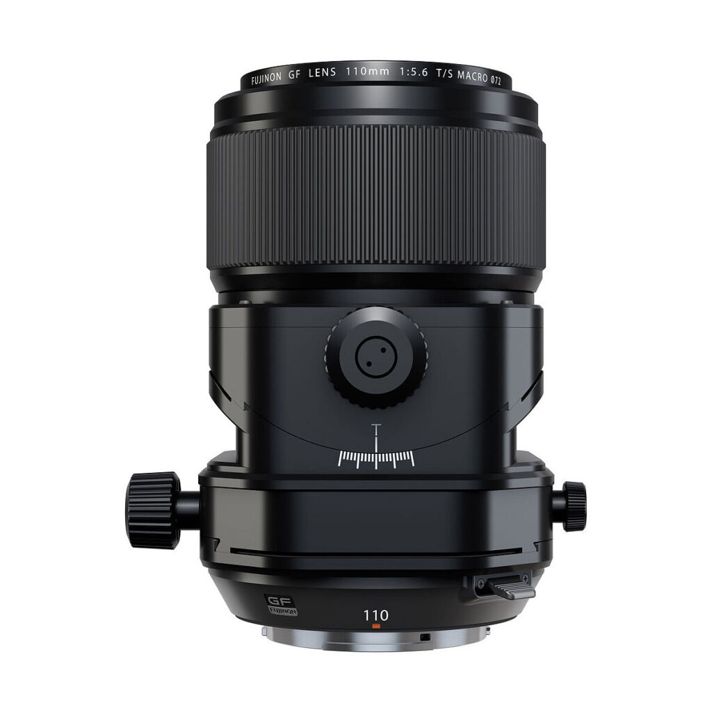 FujiFilm_Fujinon_110mm_GF_TS_003 Musta Fujifilm Fujinon GF 110mm f/5.6 T/S -objektiivi seisoo pystyasennossa valkoista taustaa vasten, ja sen säätönupit ja mittausmerkinnät ovat näkyvissä.