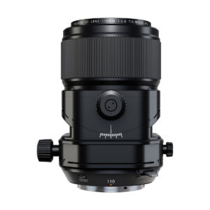 FujiFilm_Fujinon_110mm_GF_TS_003 Musta Fujifilm Fujinon GF 110mm f/5.6 T/S -objektiivi seisoo pystyasennossa valkoista taustaa vasten, ja sen säätönupit ja mittausmerkinnät ovat näkyvissä.