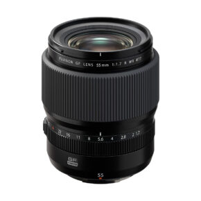 Fujifilm Fujinon GF 55mm f/1.7 R WR -objektiivi, jossa on kuvioitu tarkennusrengas, aukkomerkinnät ja tyylikäs musta muotoilu, näkyy valkoista taustaa vasten.