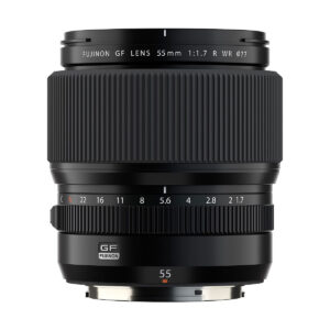A Fujifilm Fujinon GF 55mm f/1.7 R WR -objektiivi seisoo pystyssä valkoista taustaa vasten. Mustassa objektiivissa on näkyvät tarkennus- ja aukorengas, joissa on merkinnät teknisistä tiedoista.