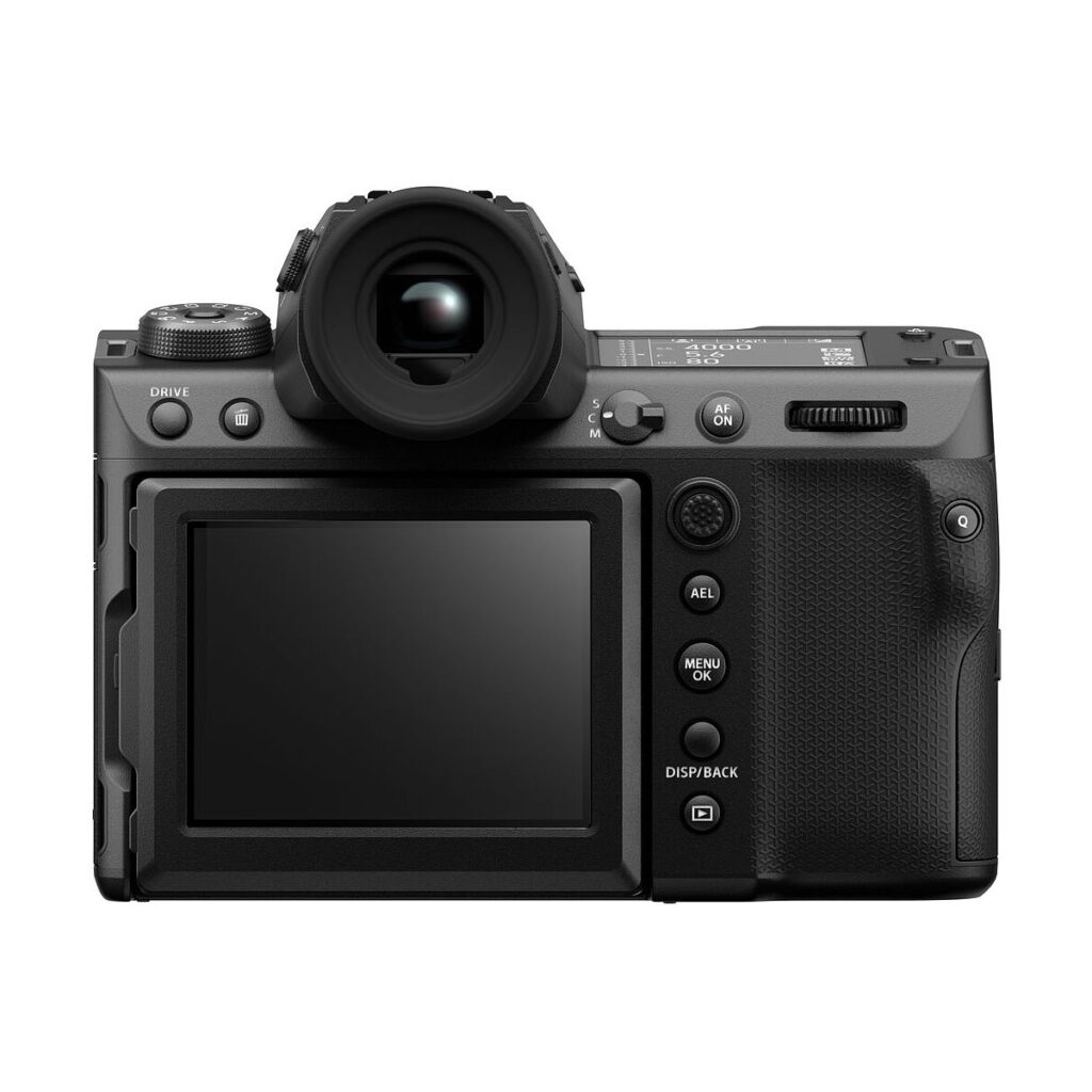 Fujifilm GFX 100 II -järjestelmäkameran (500€ alennus) musta takanäkymä, jossa korostuvat LCD-näyttö, ohjauspainikkeet, kuvioitu kädensija, etsin ja valintakiekot modernin ja ammattimaisen ilmeen luomiseksi.