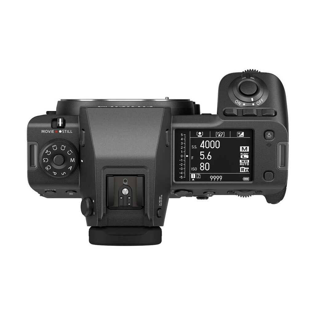 Fujifilm GFX 100 II -järjestelmäkameran (500€ alennus) ylhäältä katsottuna, jossa näkyvät painikkeet, valintakiekot ja näyttö, jossa on ISO-, aukko- ja suljinaika-asetukset. Kameran objektiivi ei ole kiinnitetty.