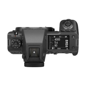 Fujifilm GFX 100 II -järjestelmäkameran (500€ alennus) ylhäältä katsottuna, jossa näkyvät painikkeet, valintakiekot ja näyttö, jossa on ISO-, aukko- ja suljinaika-asetukset. Kameran objektiivi ei ole kiinnitetty.