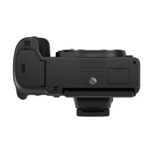Fujifilm GFX 100 II -järjestelmäkameran (500€ alennus) alakuva, jossa näkyy musta kameran runko, jossa on akkulokero, jalustakiinnitys, useita lokeroita ja kuvioidut kahva-alueet valkoisella pohjalla.