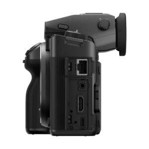 Fujifilm GFX 100 II -järjestelmäkameran sivukuva, jossa näkyy sen HDMI-, Ethernet-, USB- ja kuulokeportit LCD-näytön ollessa kallistettuna ulospäin. Nyt saatavilla 500€ alennuksella.