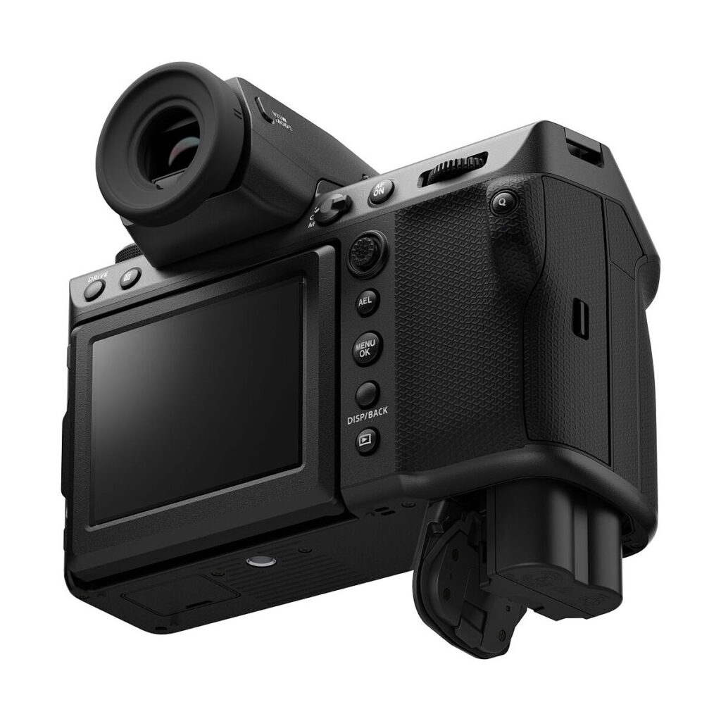 Fujifilm GFX 100 II -järjestelmäkameran lähikuvassa näkyy sen musta runko, LCD-näyttö, ohjauspainikkeet, kuvioitu kahva, etsin ja osittain avattu akkulokero, jossa akku on näkyvissä.