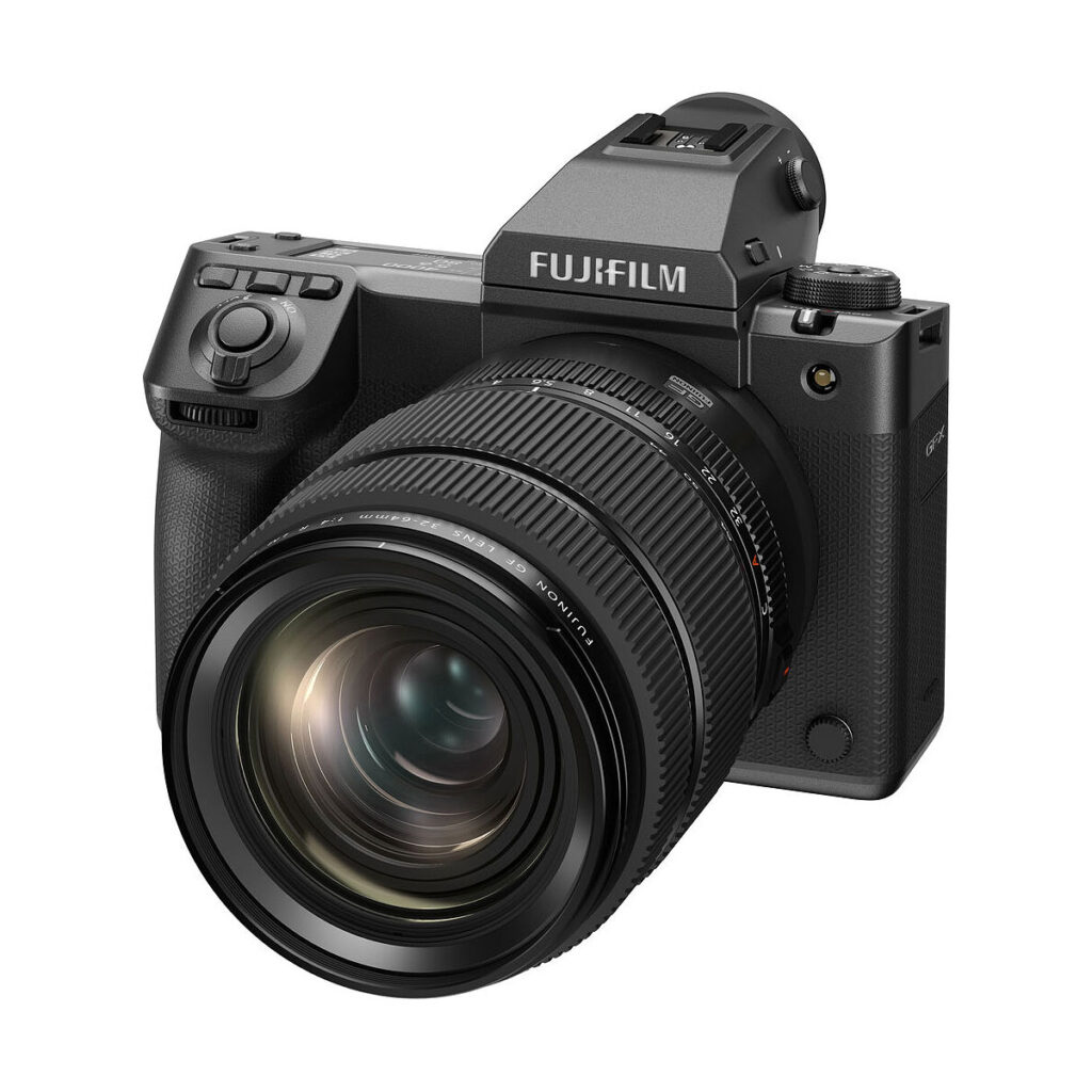 A Fujifilm GFX 100 II -järjestelmäkamera, musta, suuri zoom-objektiivi kiinnitettynä, kuvattuna viistosti valkoista taustaa vasten. Nyt 500€ alennus!.