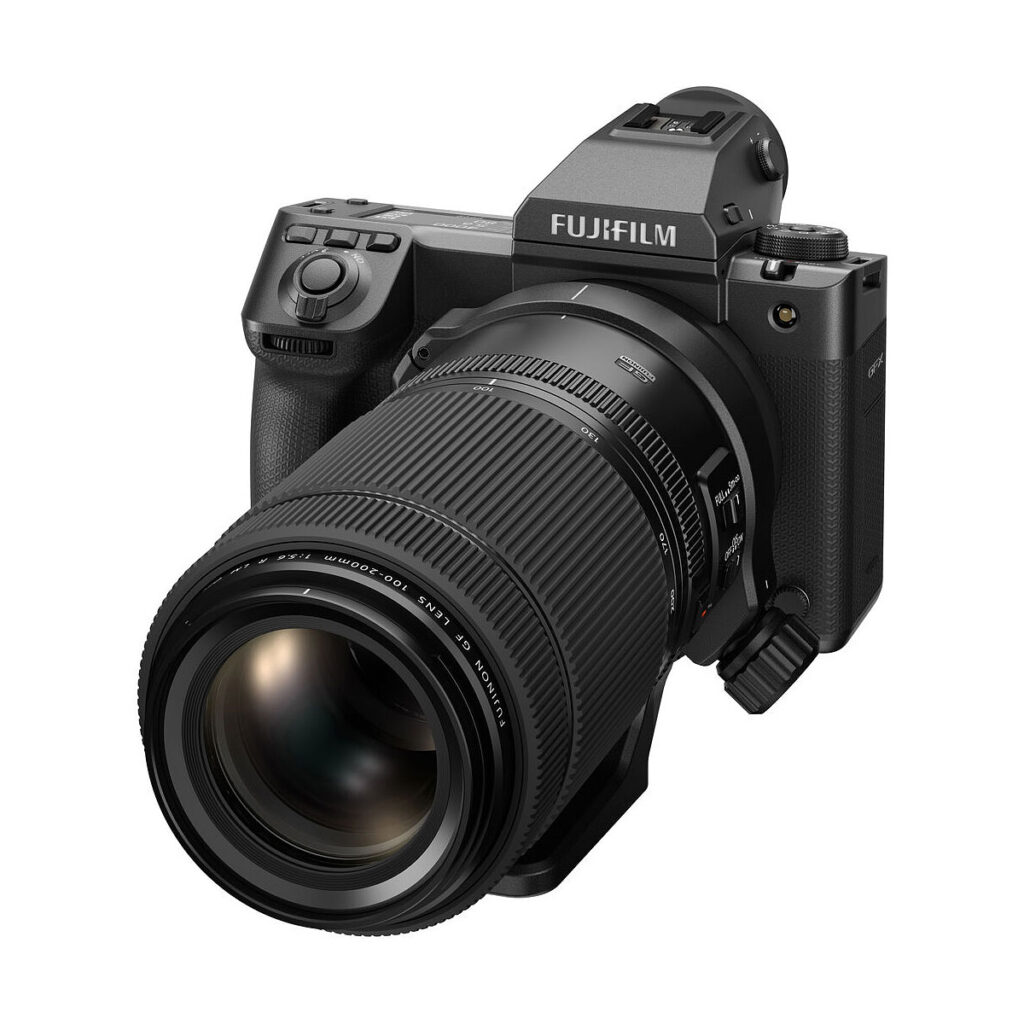 Musta Fujifilm GFX 100 II -järjestelmäkamera, jossa on suuri zoom-objektiivi, kuvattuna kulmassa valkoisella taustalla, jossa on erilaisia ohjauspainikkeita ja kuvioitu kahva. Nyt 500€ alennus.