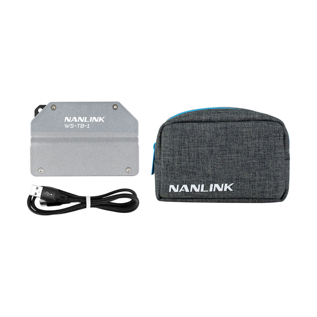 Nanlink_WS-TB-1_Transmitter_Box_100 Nanlink WS-TB1-lähetinlaatikko, musta USB-kaapeli ja harmaa kangaspussi, jossa on NANLINK-brändi, on kuvattu valkoisella pohjalla.