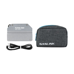 Nanlink_WS-TB-1_Transmitter_Box_100 Nanlink WS-TB1-lähetinlaatikko, musta USB-kaapeli ja harmaa kangaspussi, jossa on NANLINK-brändi, on kuvattu valkoisella pohjalla.