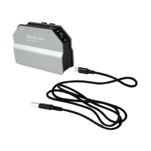 Nanlink_WS-TB-1_Transmitter_Box_101 Hopean ja mustan värinen Nanlink WS-TB1-lähetinlaatikko istuu punotun mustan USB-C-kaapelin vieressä, ja molemmat näkyvät valkoisella pohjalla.