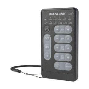 NANLITE WS-RC-C2 RGB kauko-ohjain on musta kauko-ohjain, jossa on merkittyjä painikkeita kanavan valintaa, kirkkautta, värisäätöä ja muita toimintoja varten sekä vasemmassa alareunassa kiinnitetty rannehihna.